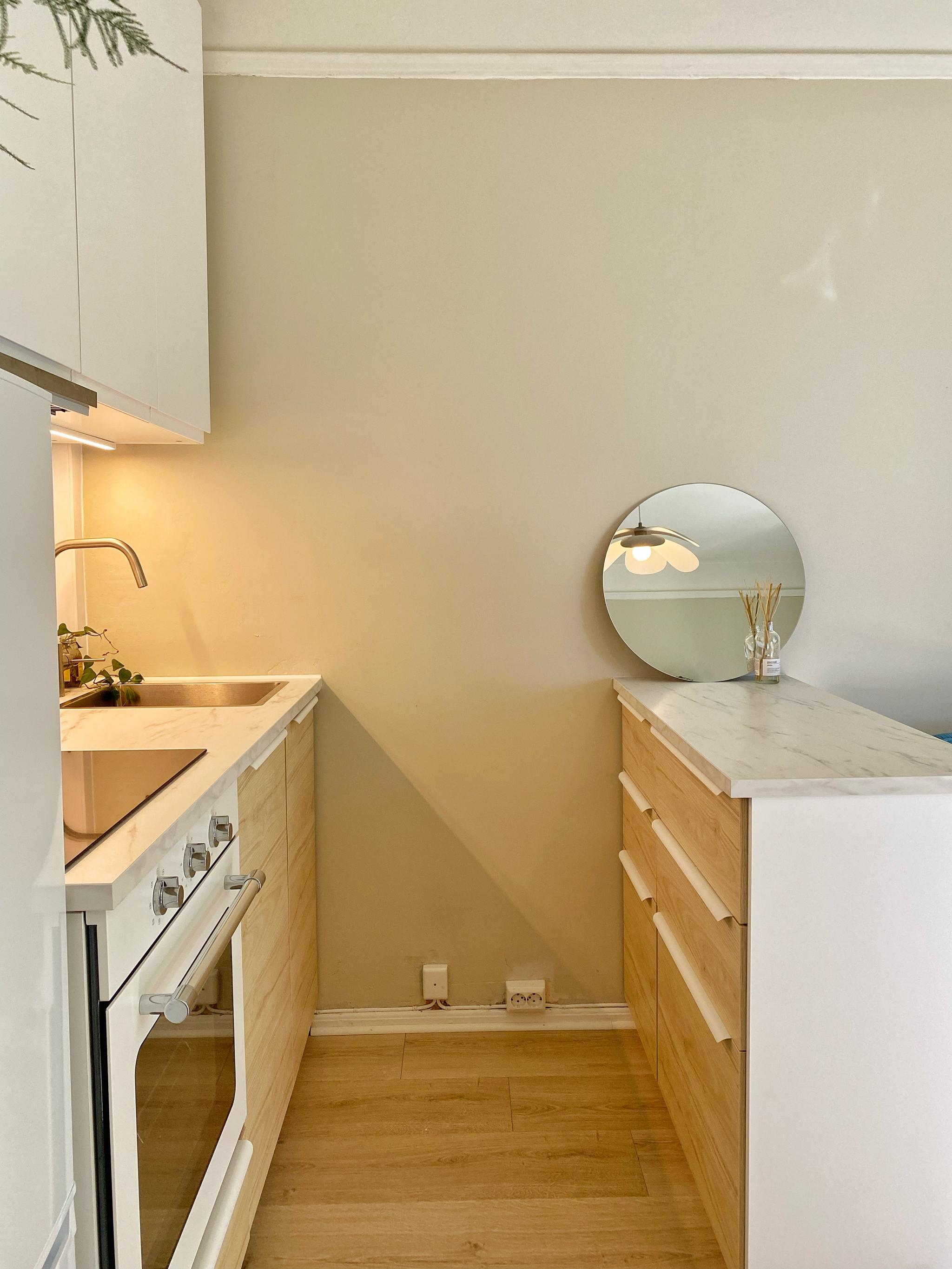 Kjøkken med kjøkkenøy. Her er det god lagringsplass